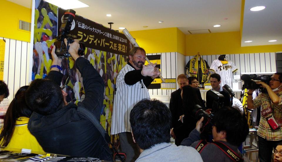 バックスクリーン３連発を記念するファンイベントに参加したランディ・バース氏＝大阪市内の阪神百貨店
