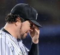 ６回に一挙５点を許し逆転されたメッセンジャーは痛恨の表情＝横浜（撮影・田中太一）