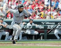 ２回、中前に同点打を放つ上本＝マツダスタジアム