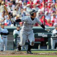 ６回、右越え２ランを放つ伊藤隼＝マツダスタジアム