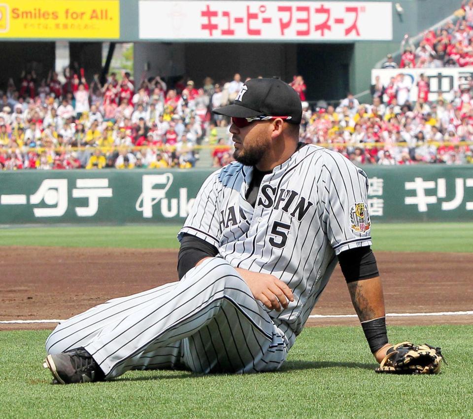 　２回、エラーで追加点を献上。グラウンドに座りこむゴメス（撮影・出月俊成）