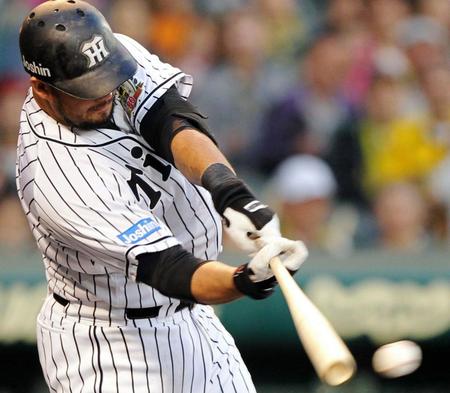 １回、阪神・ゴメスが左前に先制適時打を放つ＝甲子園（撮影・保田叔久）