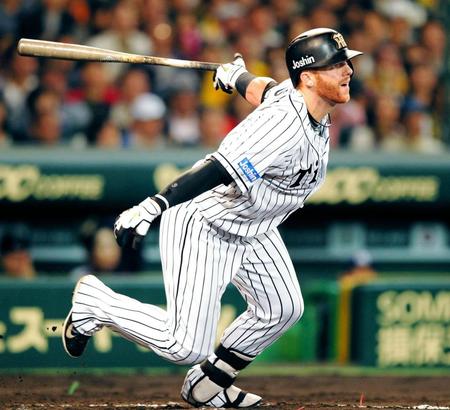 ６回、右前適時打を放つマートン（撮影・保田叔久）