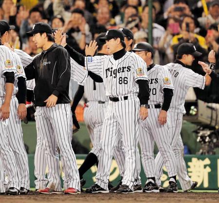 ナインを出迎える和田監督