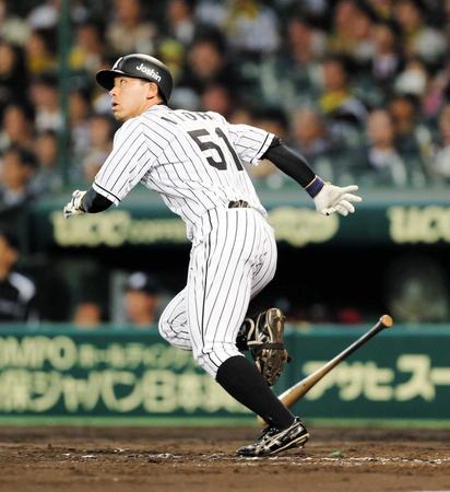　５回、伊藤隼は適時二塁打を放つ（撮影・棚橋慶太）