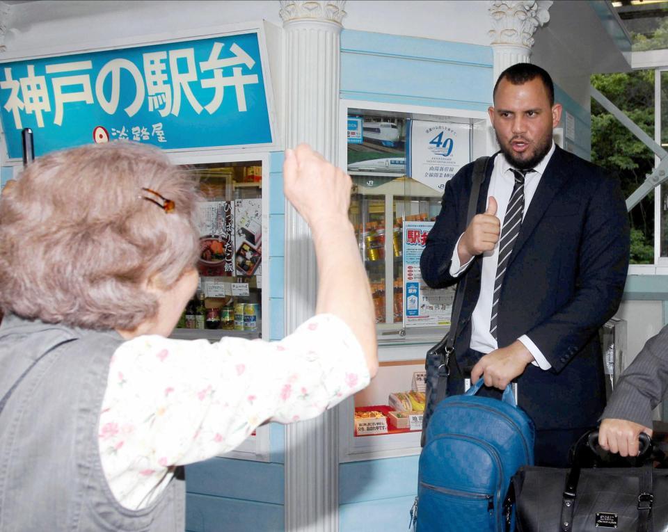 　エールを送るファンにサムアップで活躍を約束するゴメス（撮影・飯室逸平）