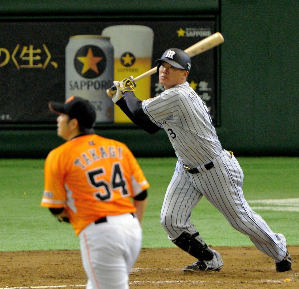 ５回阪神２死一、二塁、福留孝介は右前に同点タイムリーを放つ（投手・高木勇人）＝東京ドーム（撮影・西岡正）