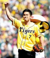 始球式を務めガッツポーズをみせる井岡一翔＝甲子園（撮影・保田叔久）