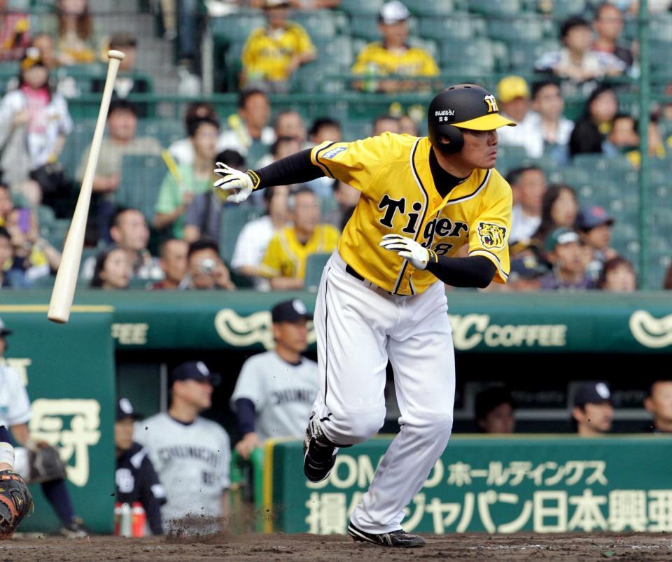 　９回、福留孝介は右中間へ適時二塁打を放つ（撮影・山口　登）