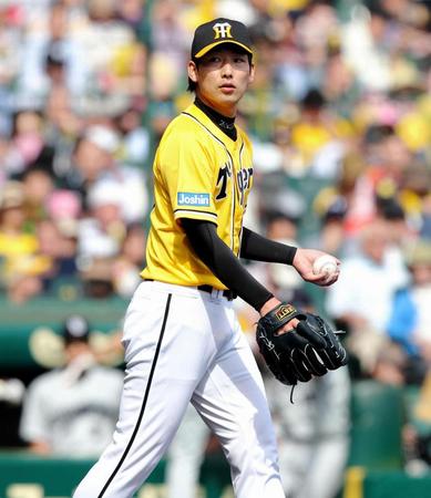 ３回、中日・荒木雅博に先制適時打を浴びた阪神・岩崎優＝甲子園（撮影・保田叔久）