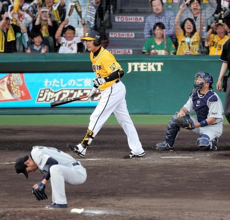 　９回、同点の押し出し四球を選び拳を握り一塁へ向かう関本（撮影・飯室逸平）