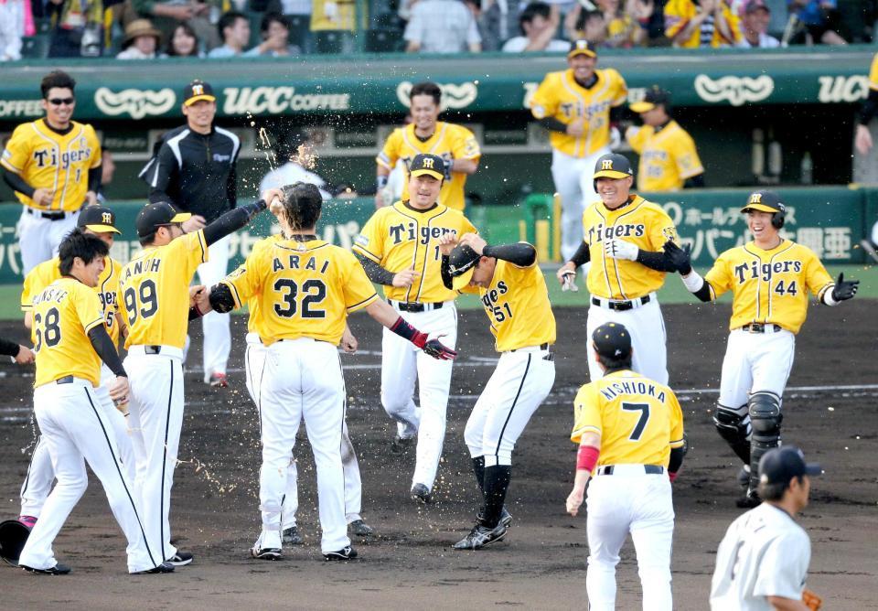 　サヨナラを決めた新井良を歓喜の表情で祝福する阪神ナイン（撮影・飯室逸平）