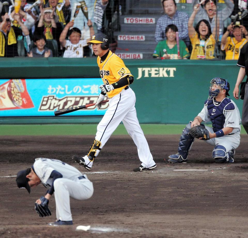 　９回、同点の押し出し四球を選び拳を握り一塁へ向かう関本（撮影・飯室逸平）