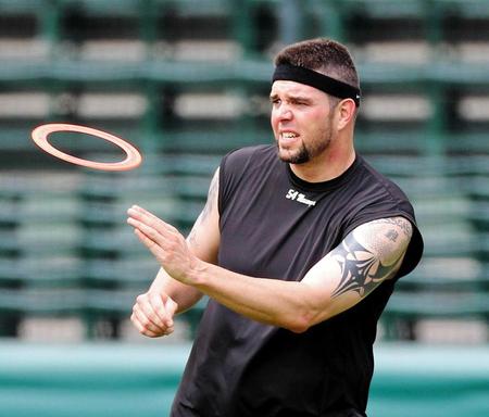 　フライングディスクをキャッチするメッセンジャー