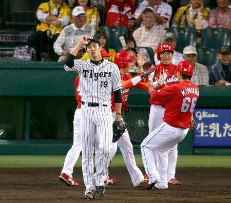 　３回、会沢に走者一掃の二塁打を浴び、沸き上がる生還走者を背にがっくりの藤浪（撮影・田中太一）