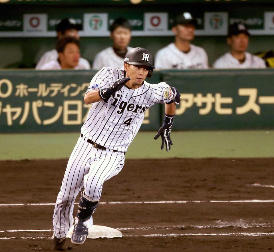 　６回、左翼線に安打を放ち二塁へ向かう上本（撮影・田中太一）