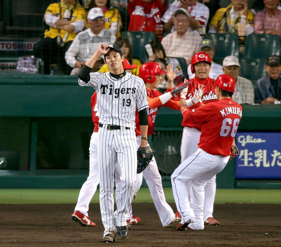 　３回、会沢に走者一掃の二塁打を浴び、沸き上がる生還走者を背にがっくりの藤浪（撮影・田中太一）