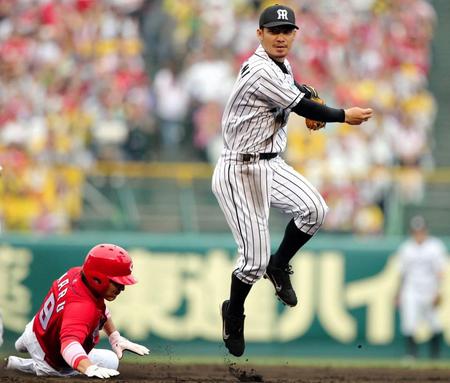 　３回、併殺を完成させる鳥谷（撮影・保田叔久）