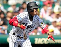 ３回、阪神・西岡剛が中前に同点適時打を放つ＝甲子園（撮影・保田叔久）