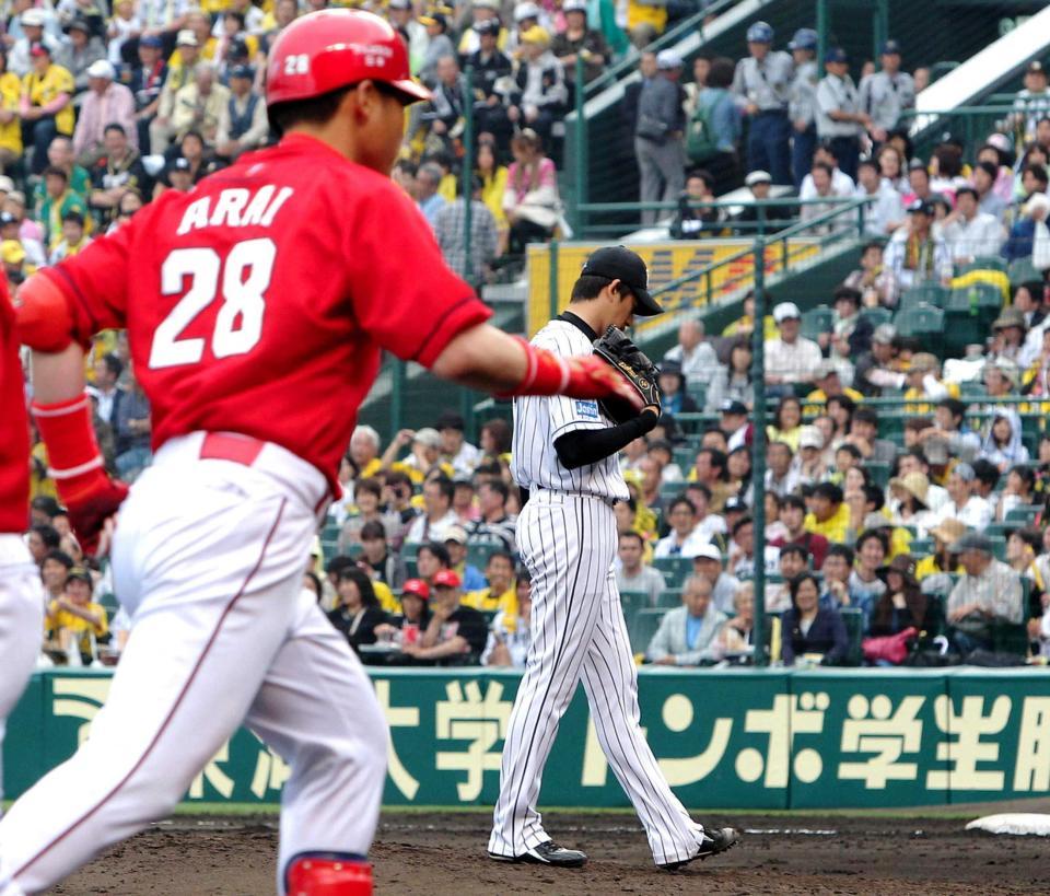 　５回、新井に２ランを打たれ肩を落とす能見（撮影・飯室逸平）