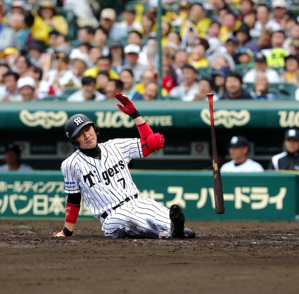 　４回、空振り三振に倒れその場に座り込む西岡（撮影・飯室逸平）