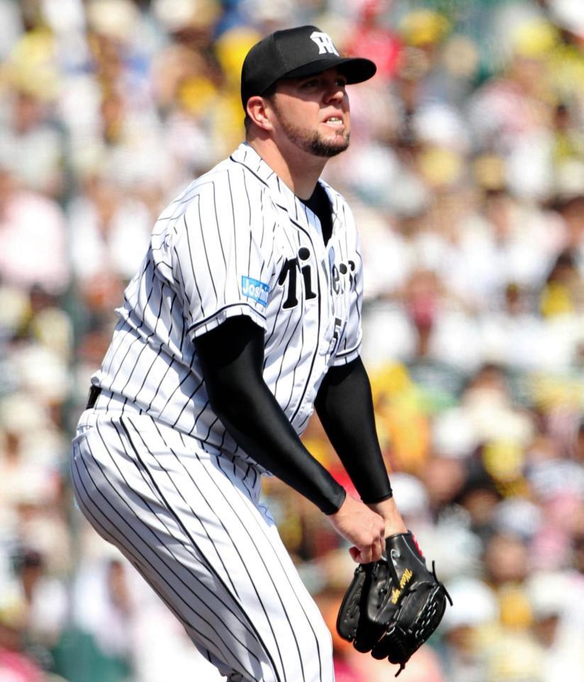 ２回、阪神・メッセンジャーは広島・会沢翼に先制適時打を浴びる＝甲子園（撮影・保田叔久）