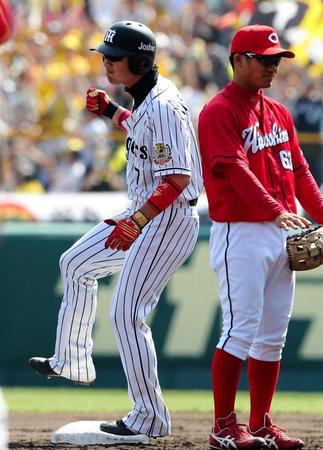 　３回、同点タイムリーを放ち、送球間に二塁を奪う西岡