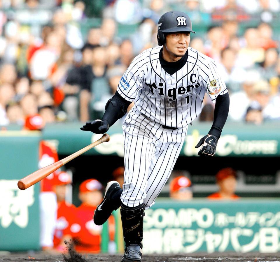 　８回、右翼線に適時二塁打を放つ鳥谷