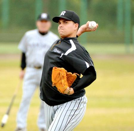 　自信に満ちた表情で練習を行うサンティアゴ（撮影・吉澤敬太）