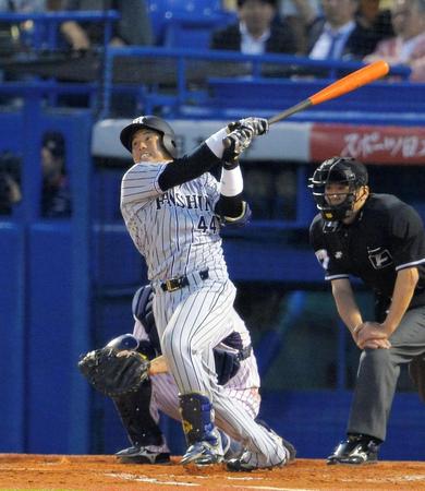 ３回阪神無死、梅野が先制ソロを放つ＝神宮球場（撮影・堀内翔）