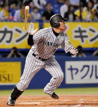 ６回、福留は右越えに２ランを放つ（撮影・吉澤敬太）