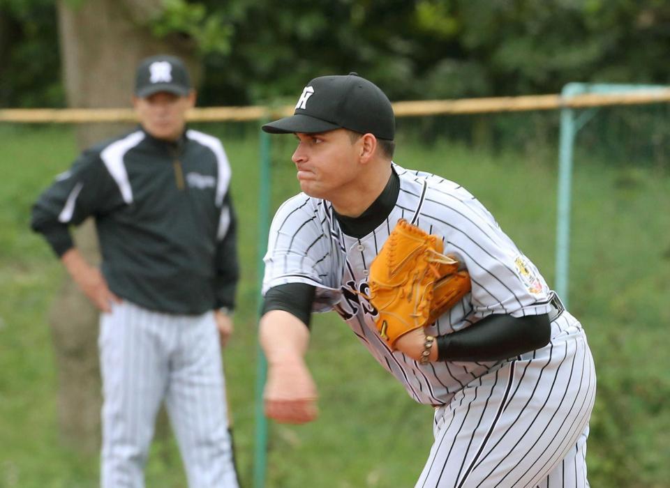 　和田監督（左奥）が見守る中、投内連係で二塁へ送球するサンティアゴ（撮影・田中太一）