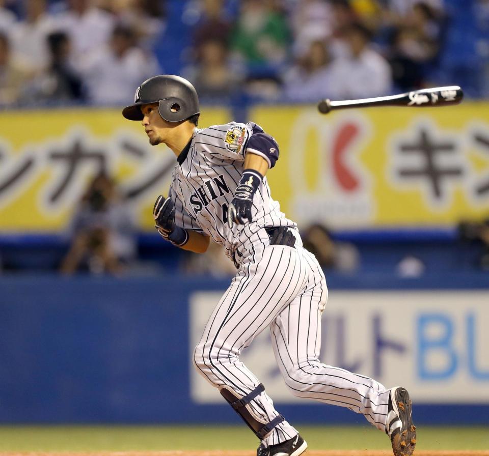 ３回阪神１死一塁、左線へタイムリーを放つ阪神・上本博紀＝神宮（撮影・田中太一）