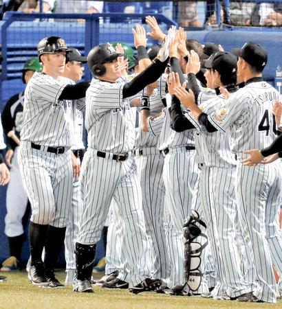 　６回、２ランを放ち迎えられる福留（撮影・堀内翔）