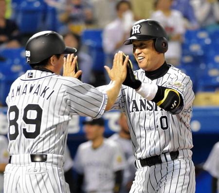 ５回、鶴岡一中越えにソロを放ち、笑顔で生還する＝神宮