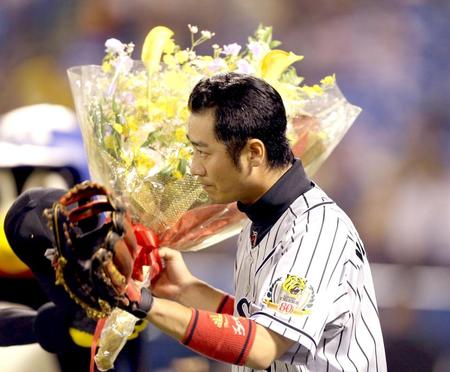５回終了時、通算１０００試合出場を達成し花束を受け取る西岡