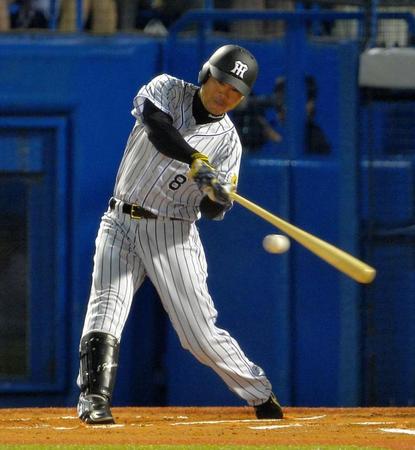 ６回阪神無死一二塁、福留が中前打を放つ＝神宮球場（撮影・堀内翔）