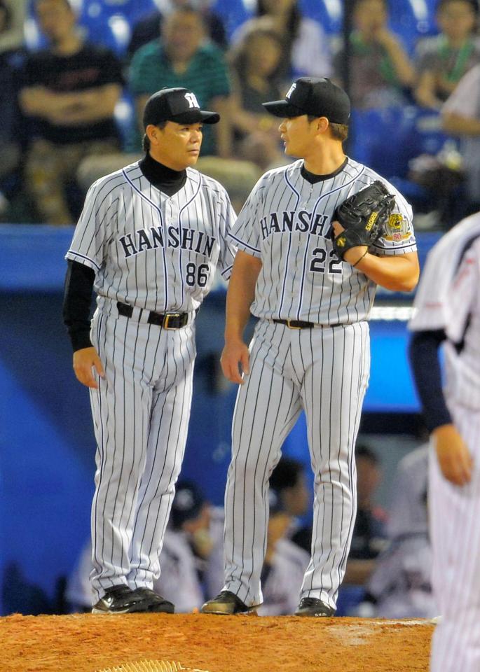 ９回途中にマウンドで呉昇桓（右）と話す和田監督（撮影・堀内翔）