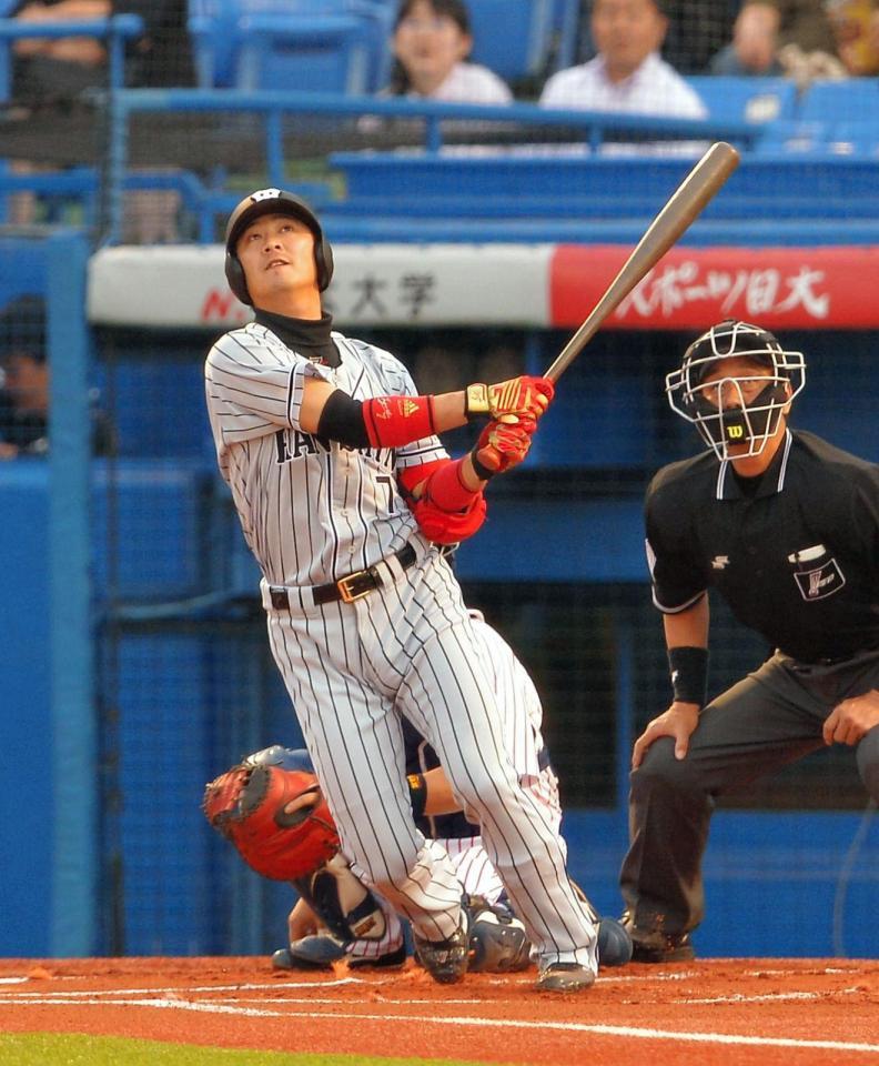 １回阪神無死、先頭打者本塁打を放つ西岡＝神宮球場（撮影・堀内翔）