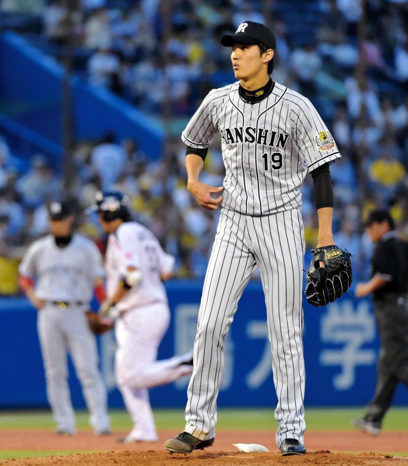 ２回、畠山に中越えに同点ソロを打たれる藤浪＝神宮