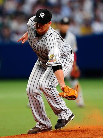 ６回、高橋周平の打球を好捕するサンティアゴ＝ナゴヤドーム