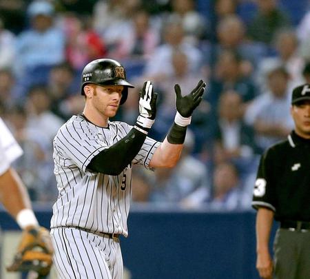 　８回、勝ち越しタイムリーを放ち、手をたたいて喜ぶマートン（撮影・田中太一）