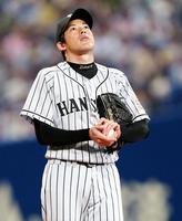 ４回、中日・ナニータに先制適時打を浴び天井を見上げる阪神・能見篤史＝ナゴヤドーム（撮影・棚橋慶太）