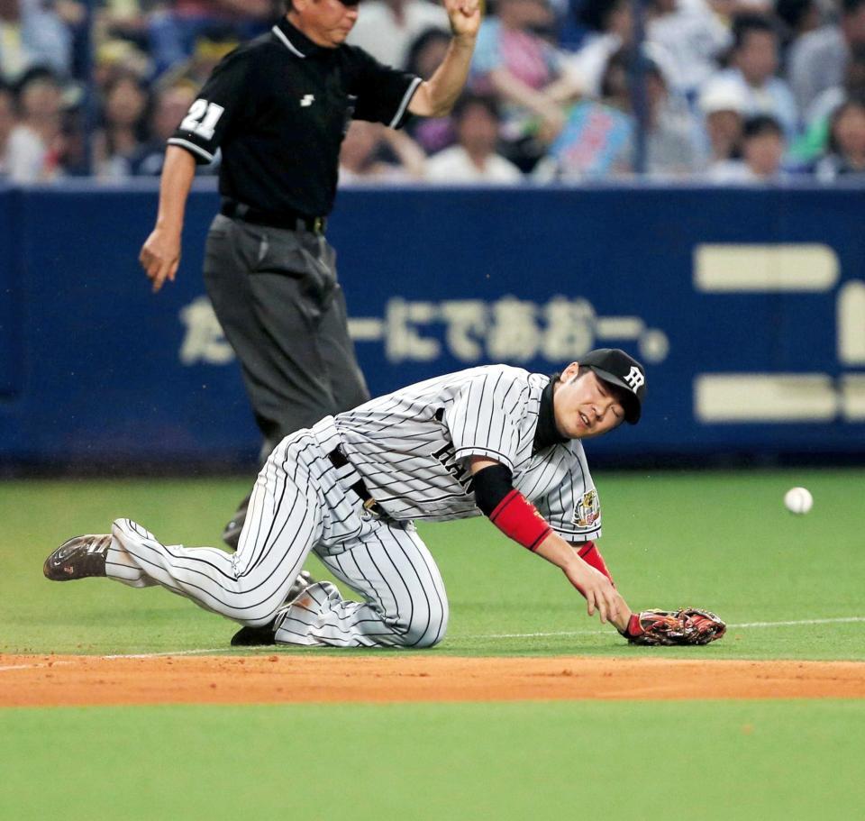 　４回、荒木の打球を捕れず転倒する西岡（撮影・棚橋慶太）　