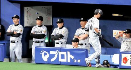 　１回、上本の送りバント失敗にベンチで険しい表情を見せる和田監督（左から３人目）ら首脳陣（撮影・飯室逸平）