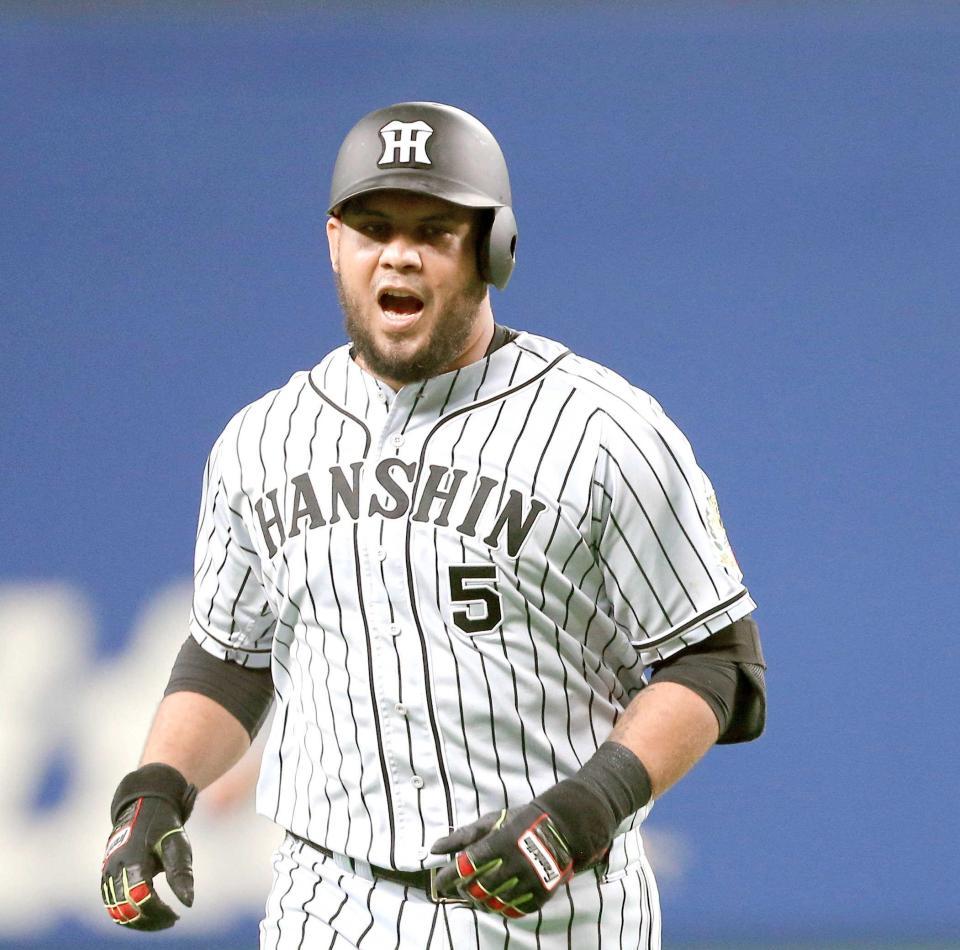 　９回、左越えへソロを放ったゴメスは声を出しながら三塁へ走る（撮影・田中太一）