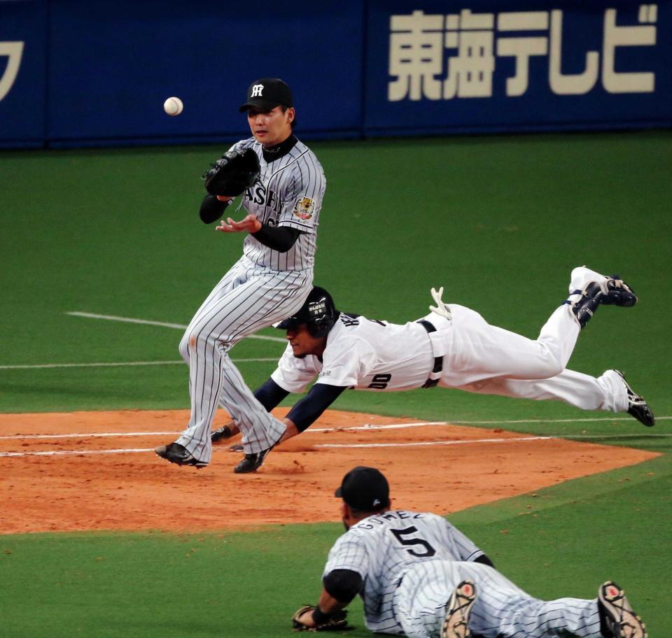 　４回、懸命にベースカバーに走るもエルナンデスに２点適時内野安打を許す岩崎