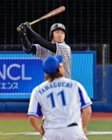 ２回阪神１死二塁、鳥谷敬は左越えに２ランを放つ＝横浜スタジアム（撮影・吉澤敬太）