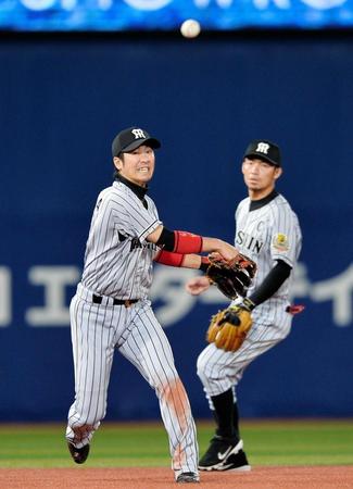 　３回、黒羽根の打球を処理し一塁へ送球する西岡（左）＝撮影・園田高夫