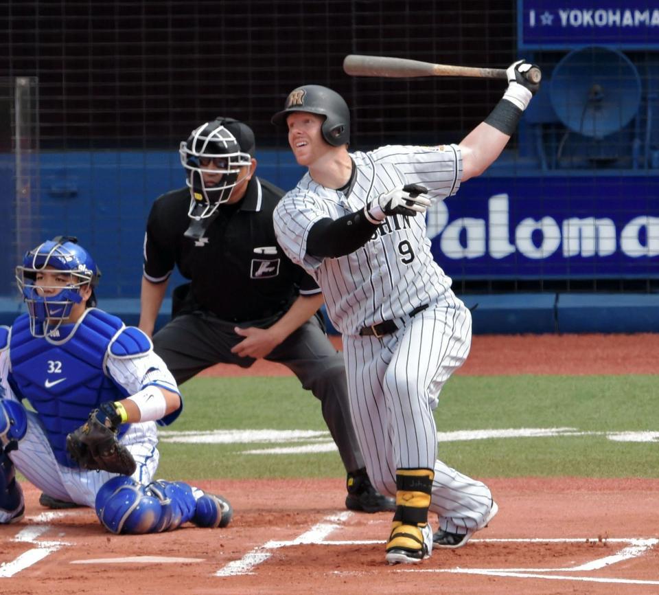 １回阪神１死二塁、マット・マートンは右線に先制の適時二塁打を放つ＝横浜スタジアム（撮影・吉澤敬太）